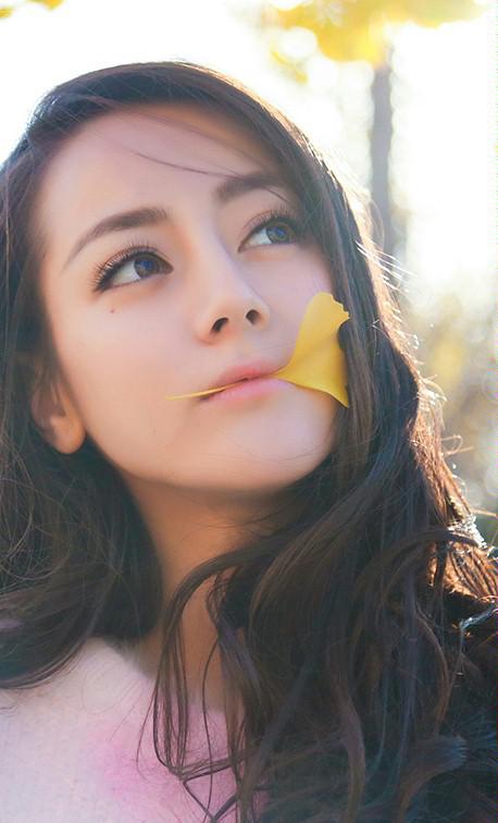 迪丽热巴凭借靓丽的外表和自带呆萌气场的演技赢得众多观众的喜爱.
