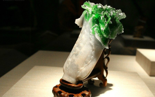 大阀孙殿英为了凑齐费,直接盗了慈禧太后的陵墓,这件翠玉白菜才得