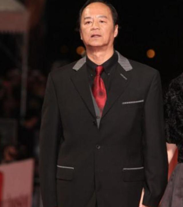 他曾与李小龙齐名是周润发的大哥,动作电影影