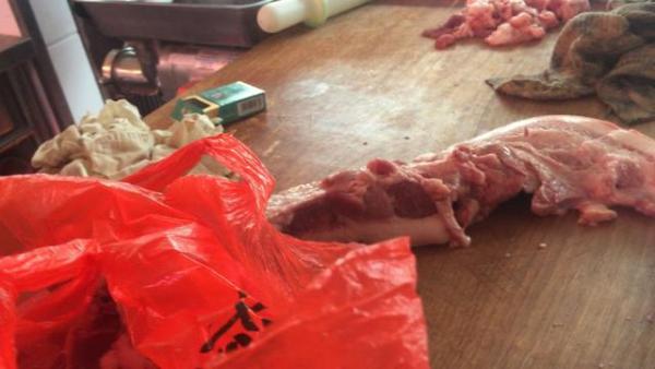 揭肉夹馍制作内幕:用糟头肉 未剔除淋巴组织