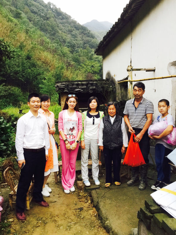 歌手韩雨歆入深山献爱心