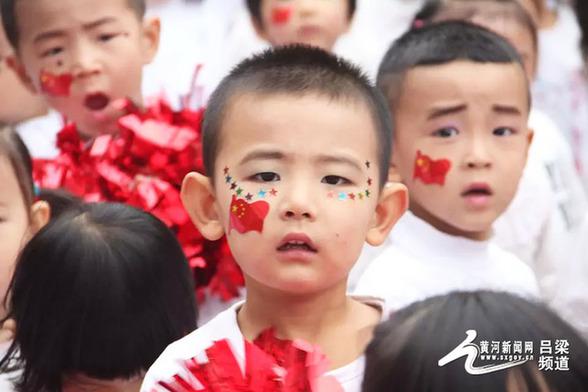 柳林县一幼儿园红旗飘飘迎国庆 童真童趣萌翻