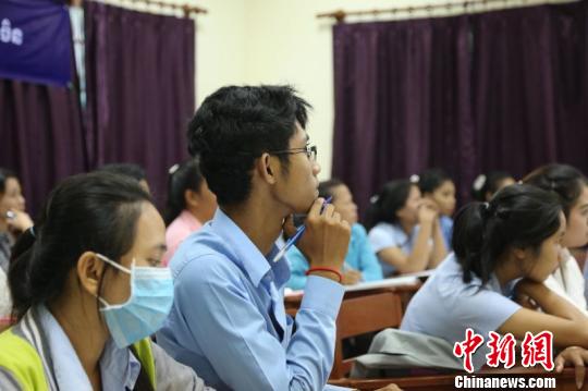 中国援柬埔寨专家为学员培训农业技术 庆祖国