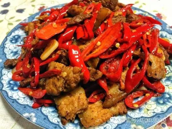 那就先来一道家常的辣椒炒肉吧,这道菜是每个家庭都会做的菜,原料日常