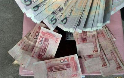 女子往河里撒几万现金 钞票漂满河面被人捞走