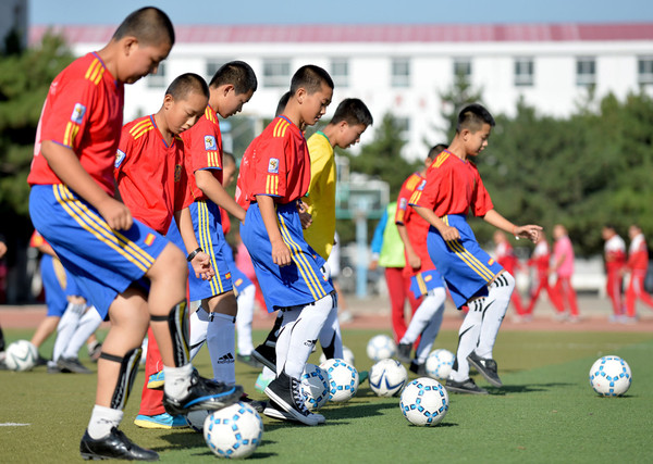 越来越多的人盯上中国足球青训,我们应该怎样