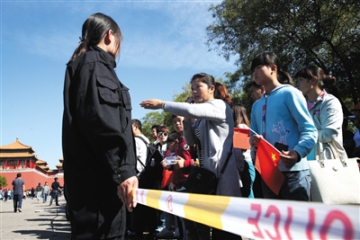 警戒线外向保安询问为何不让买票。 新京报记