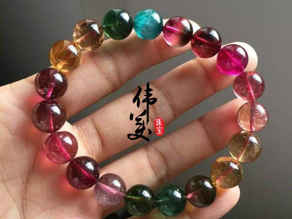 是浅蓝,海蓝,绿蓝,紫蓝,深蓝,蓝黑等以蓝色调为主的碧玺.