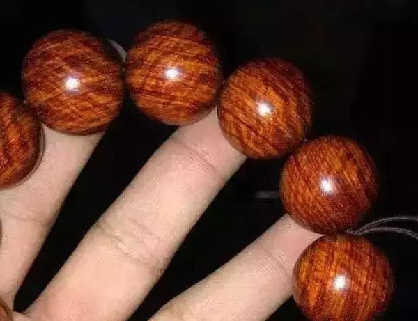 这些属于小叶紫檀高品质的佛珠,好品质佛珠可遇不可求,金钱允许的情况下,强力推荐收藏这些品质佛珠手串,这些收藏价值更高。 盘磨心志,把玩时光,尽在紫檀之家,紫檀之家,资深文玩家、对文玩有浓厚的兴趣,可以加我微信zitan788(长按复制),微信朋友圈每天为您分享文玩知识、收藏价值、把玩技巧、交流经验以及市场行情。很高兴成为你的朋友