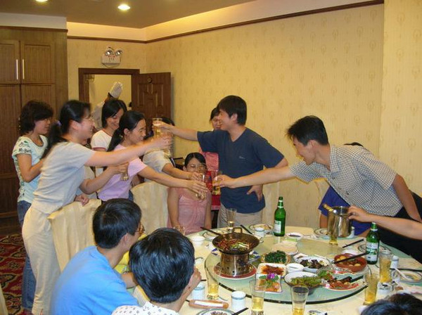 孙子在家庭聚餐时玩抢红包,爷爷举动令全家人