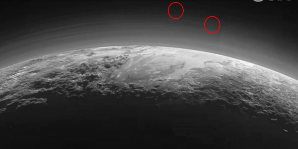 2015年冥王星照片里出现多个柱状ufo
