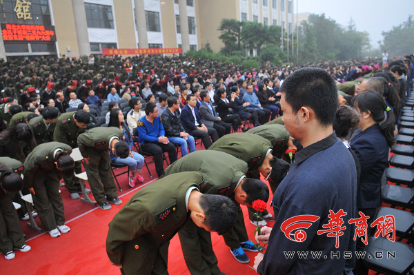 西安某高校数千新生举行成人礼和拜师礼