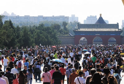 昨天,国庆黄金周第三天,天坛公园吸收很多旅客前来参观旅行。图/东方IC