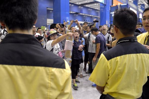 香港地铁作业人员保持秩序