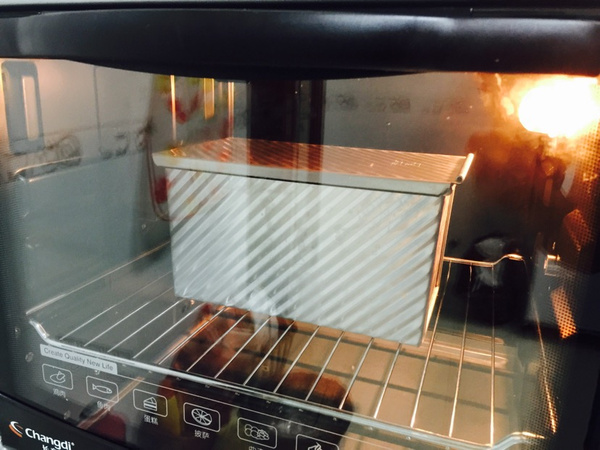 16. 烤箱预热,170度40分钟.我用的是加盖的吐司模具,不容易被烤焦.