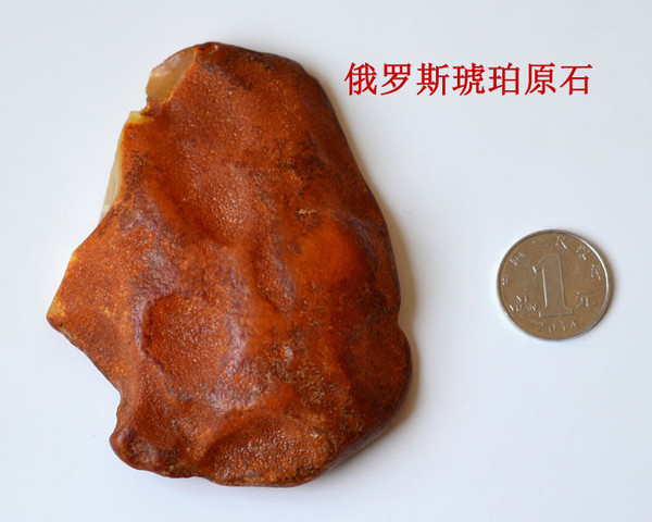 首先:从大小上来看,俄罗斯的琥珀蜜蜡的形状比较规整,表面的原石矿皮