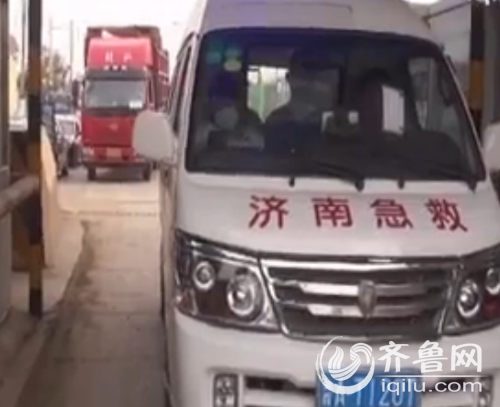 昨天下午四点多，一辆拉着警报的120急救车堵在了济南泺口黄河浮桥收费站的入口。（视频截图）