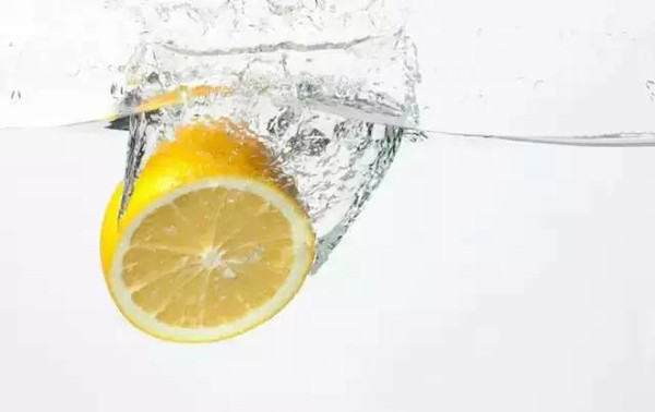 早上起来喝一杯柠檬水的原因!