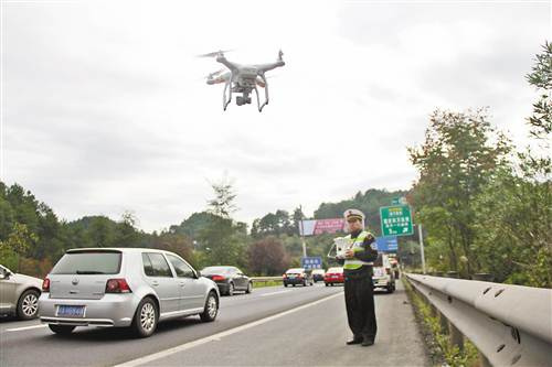 高速路疏堵无人机查看拥堵原因拍摄违法车辆