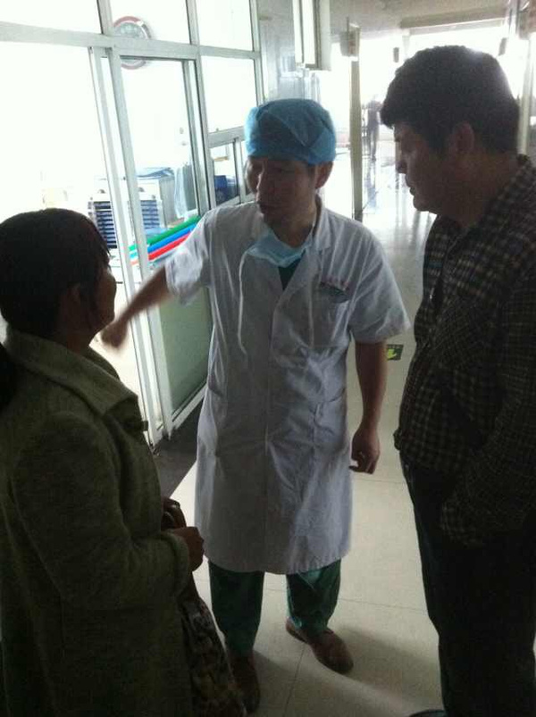 烧伤患者任洪波得到淮阳至善社工团队爱心帮助
