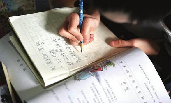 得了怪病的他,天天包着保鲜膜上学!让人看了心疼