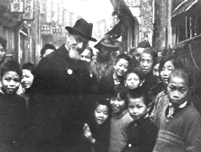 法国神父饶家驹是中国人民患难之交的国际友人，抗日战争期间在上海、汉口等地设立安全区，救援中国难民数十万人，贡献卓著。图中戴礼帽者为饶家驹。资料图片