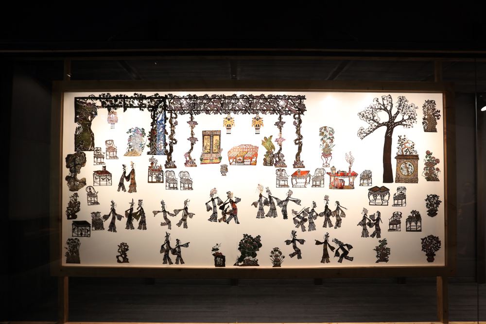 建筑师隈研吾在设计中国美院民艺馆时的理念是"让小小的茶田和山与