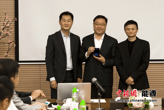 SPI绿能宝董事长彭小峰(中)和马云、马化腾合影