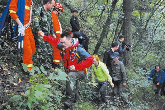 救援人员搜救到受困的11名浙江驴友后下山(通讯员冯开春,余东杰摄)