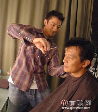 刘德华剪头发 今年54岁的刘德华虽然因歌手身份让众人熟知,但多年来