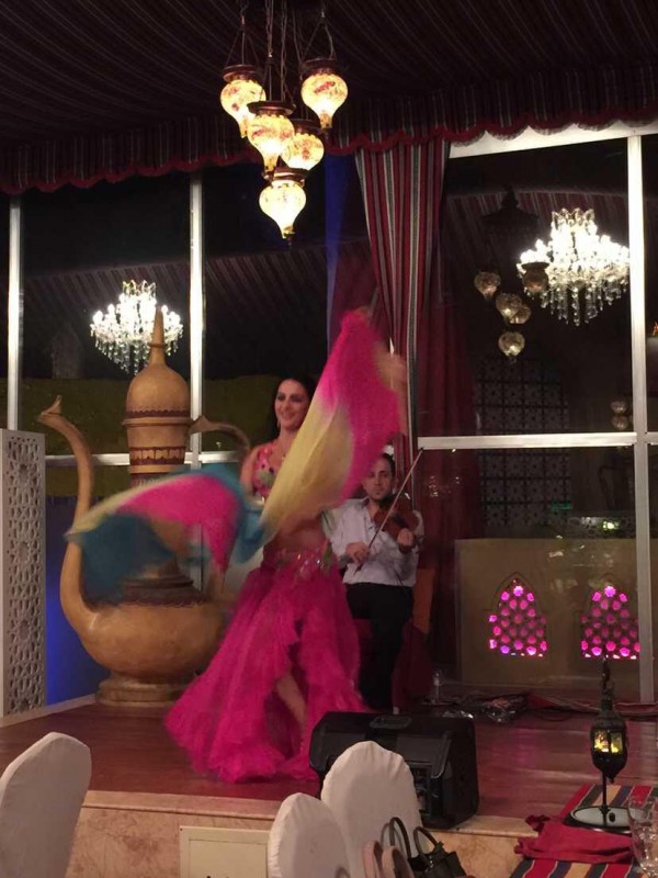 一边用餐,一遍看表演.这个跳肚皮舞的女郎很漂亮,照片不及本人3分美!