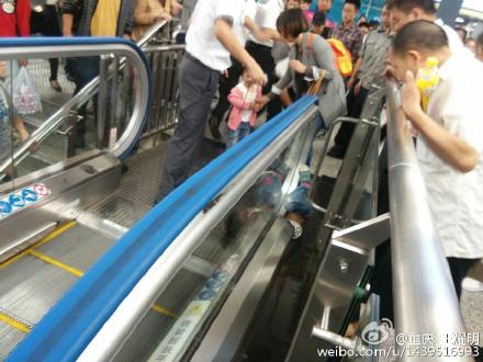 网友爆料,10月8日上午,重庆轨道3号线红旗河沟站电梯扶手下卷入一儿童。