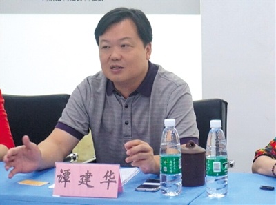 原任湖南省衡阳市衡东县县委副书记的谭建华,因为被举报赌博而遭免职.