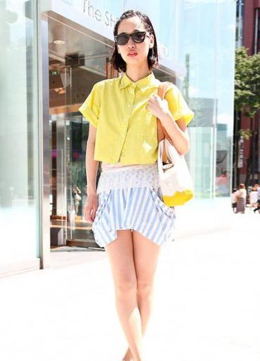 黄色短袖衬衫,搭配天蓝色条纹短裙,再搭配黄白拼色包包,真是清爽又