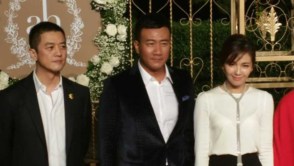 哭一会儿。18:47再来个清楚的内景18:46李亚鹏胡军、刘涛、郑佩佩与张纪中。