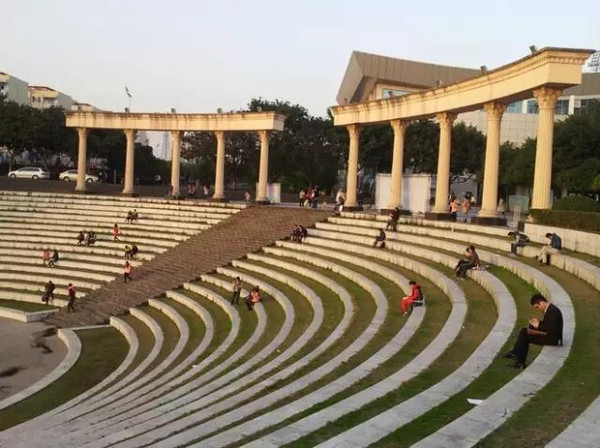 翠湖 重庆工商大学绿化很好,校园里最大的标志性地方莫过于翠湖,翠 