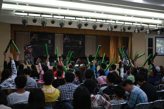 据Razer(雷蛇)官方新闻报道,在本次活动中,现场的众多喜爱游戏和雷蛇高端游戏设备的玩家高端游戏硬件装备,同时能感受到高人气网游带来的震撼。相信通过游戏性能强大的Razer(雷蛇),也能给玩家带来更加超前的游戏体验,超强悍的硬件配置,一定会让玩家为之疯狂。