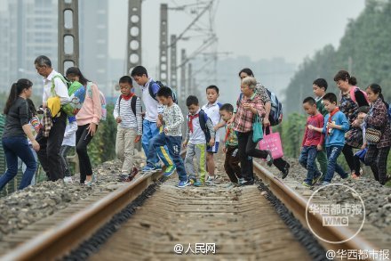 小門生下學橫穿鐵路