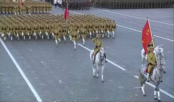 舞剑骑马踢正步 直击朝鲜阅兵现场