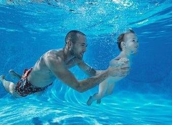 婴儿游泳益处多,宝妈要让宝宝爱上游泳!