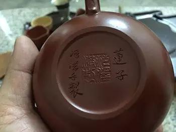 不愧是名家真品,外形精巧,刻字刚劲有力.