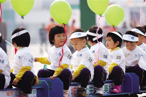 中国进入低生育率国家行列 人口预测呈递决策