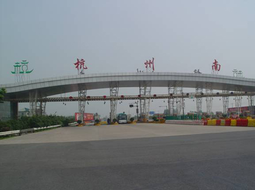长假期间,杭州辖区内收费公路收费站出入口总流量为660万辆,比去年