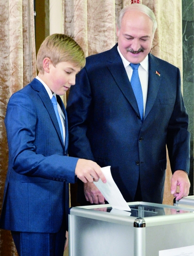 当地时间11日,白俄罗斯总统卢卡申科带儿子尼古拉在首都明斯克投票 图