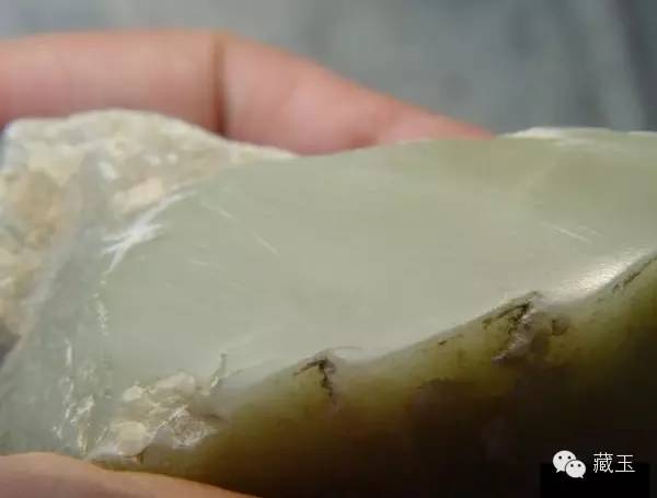 导致江苏小梅岭玉的硬度,透光率和密度较低,光泽效果不如新疆和田玉