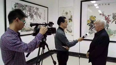 绘画联展现场郑洪涛先生接受记者采访