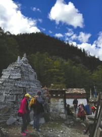 游客们背着行李爬山。
