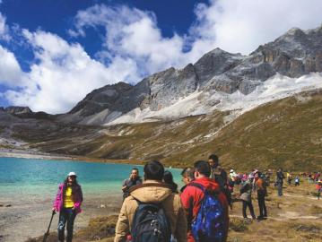 因旅行团组织不当,旅客们只能背着全副行李行走在海拔4000米以上的山上。