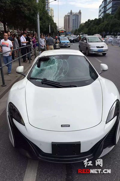 (事故後,邁凱輪跑車的々擋風玻璃被撞出一個洞。)