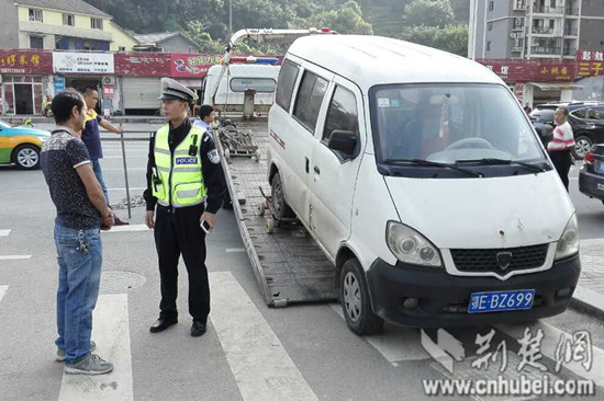 宜昌交警查獲違法面包車 (警方供圖)